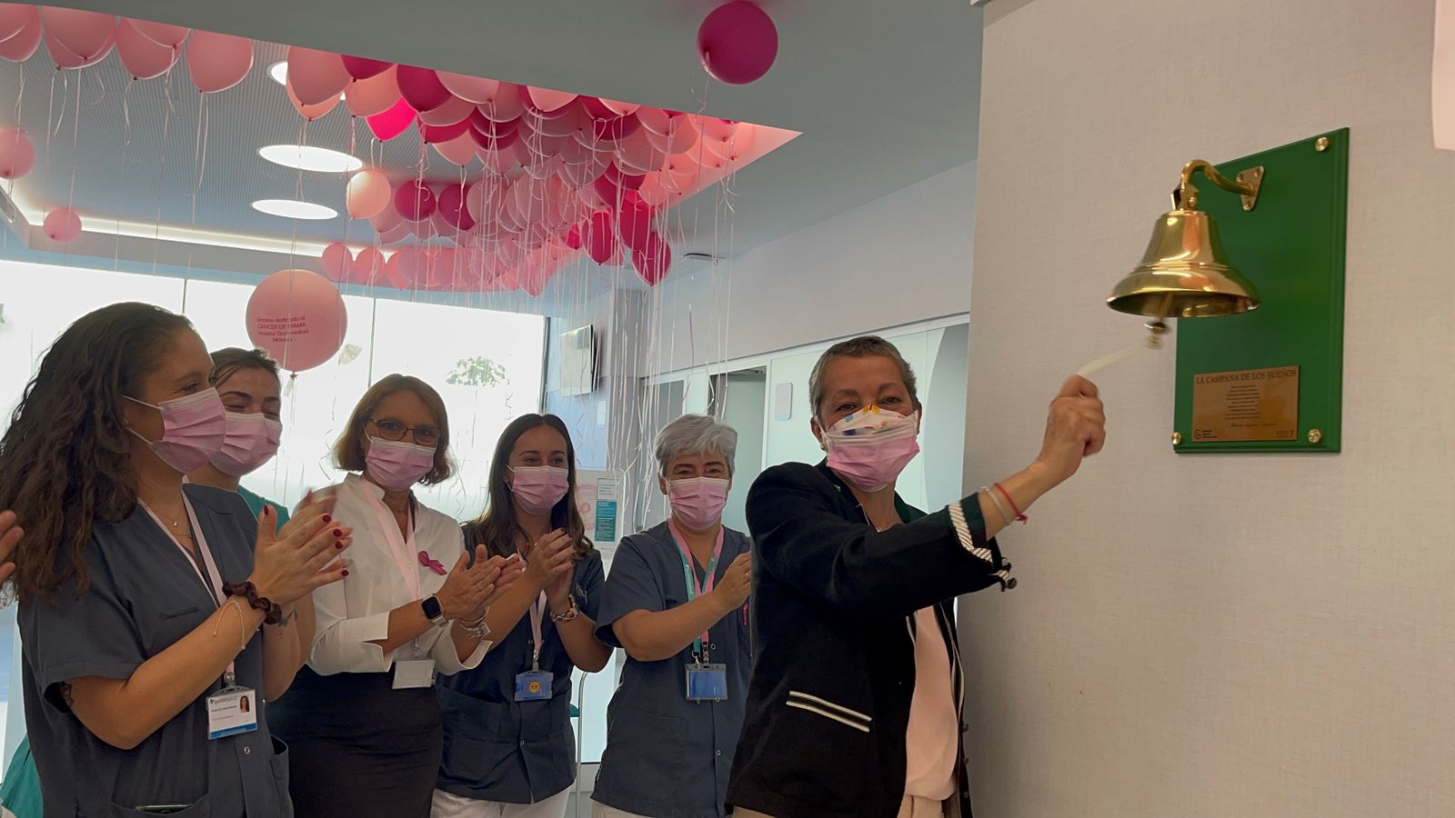 María Jesús García ha sido la encargada de hacer repicar la campana.