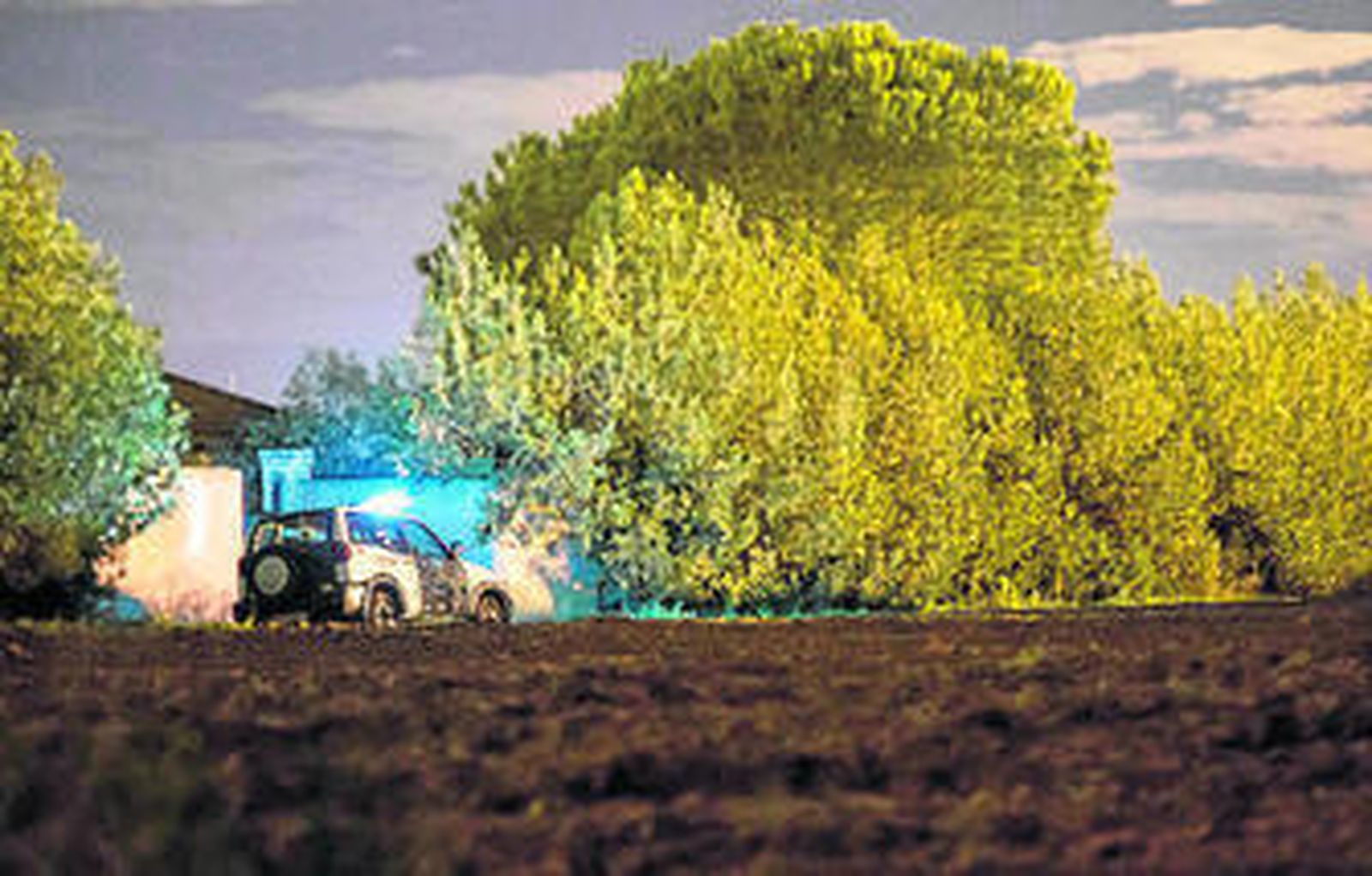 Un vehículo de la Guardia Civil, en la casa donde fue hallada inconsciente la víctima, el 30 de noviembre de 2015.