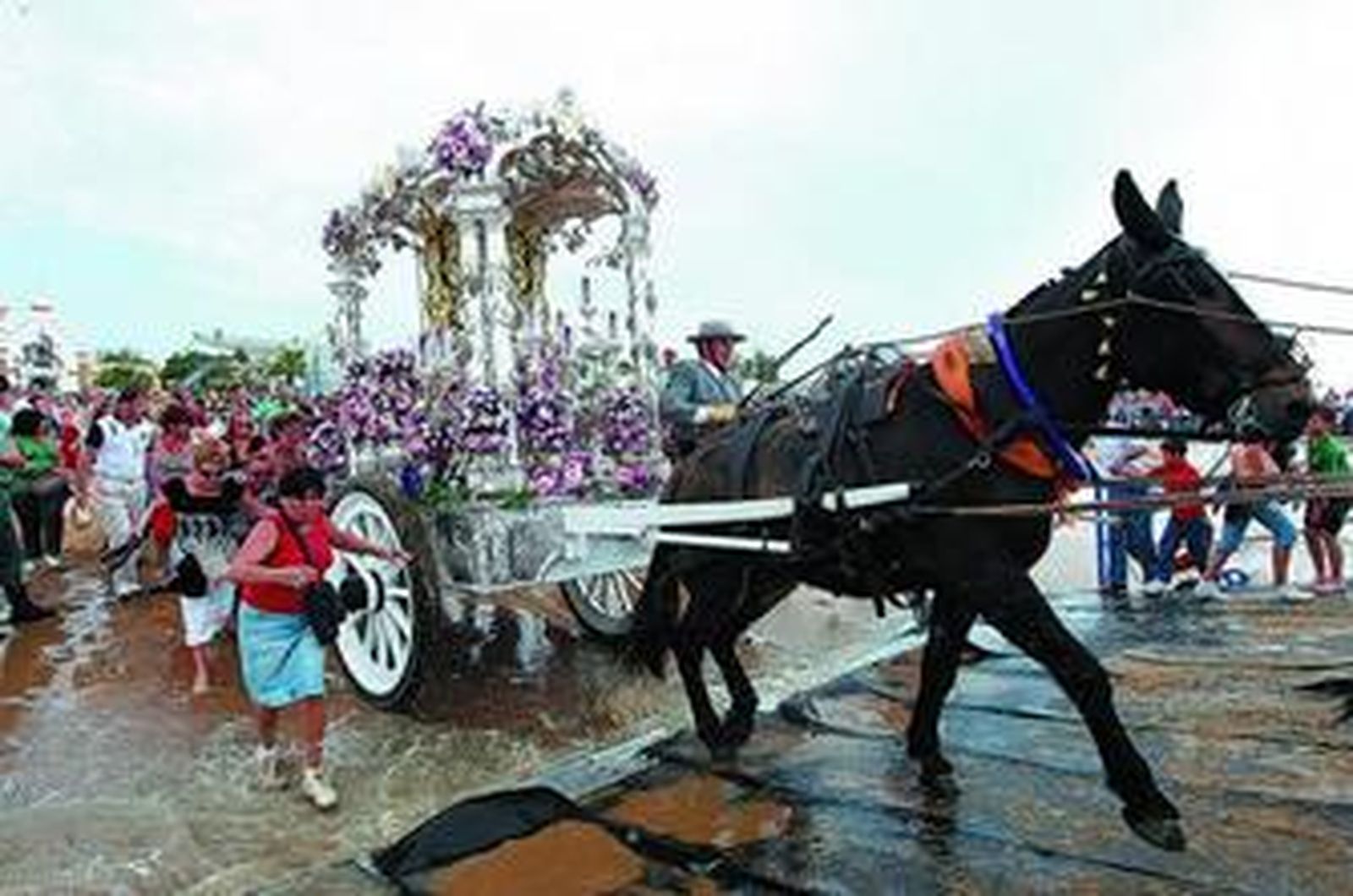 La carreta del Simpecado de Jerez ayer en el momento del embarque.