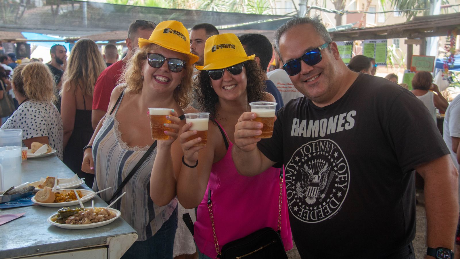En Almuñécar multitud de personas se han acercado para comer en la feria