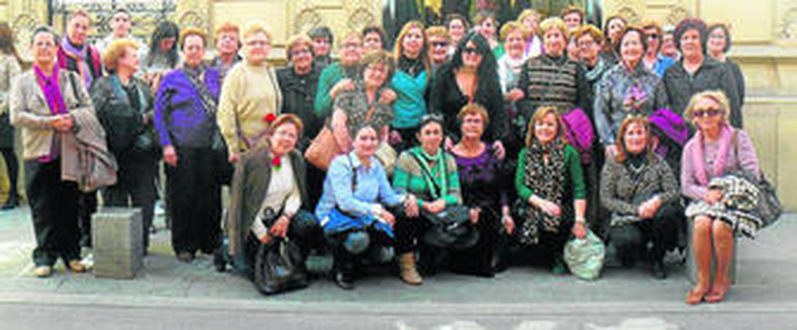 Un grupo de medio centenar de mujeres de Fines acudieron ayer hasta la capital para participar en el acto que se desarrolló en el edificio de Diputación.
