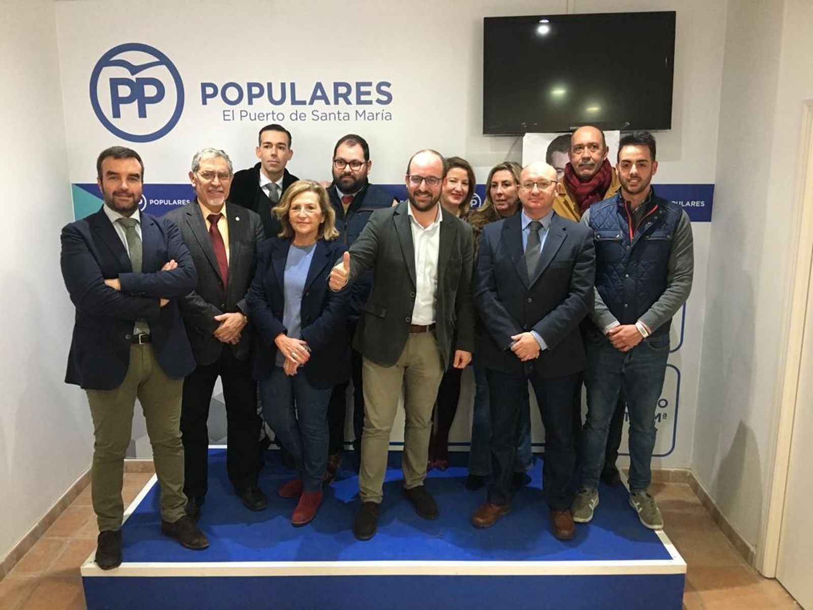 Germán Beardo esta mañana en la sede acompañado por los concejales y candidatos del partido.