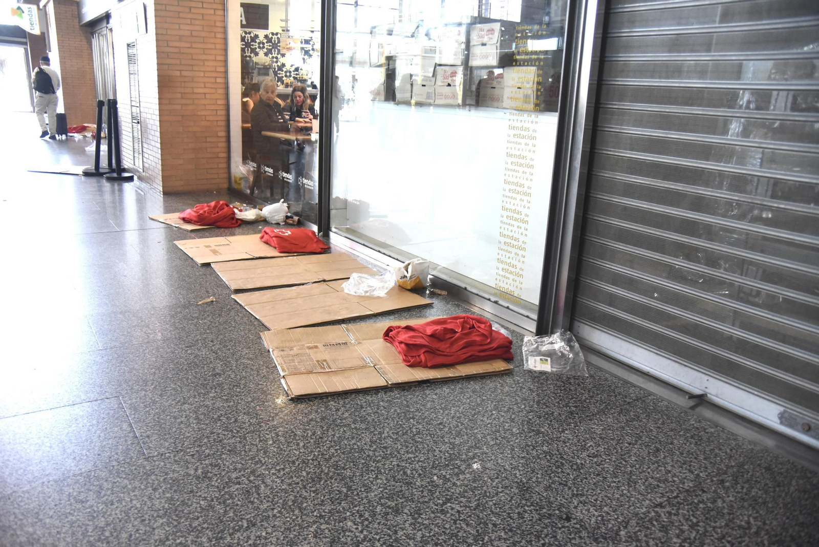 Las imágenes de la estación de trenes de Córdoba con cientos de personas atrapadas tras el apagón