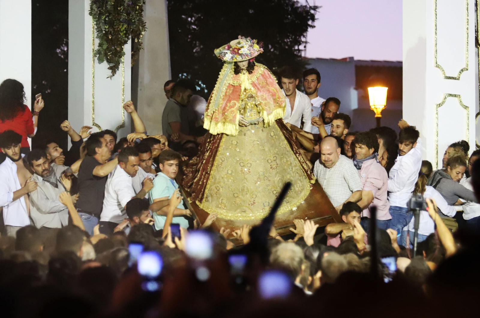 Recuerda las imágenes de la Venida de la Virgen del Rocío a Almonte en 2019