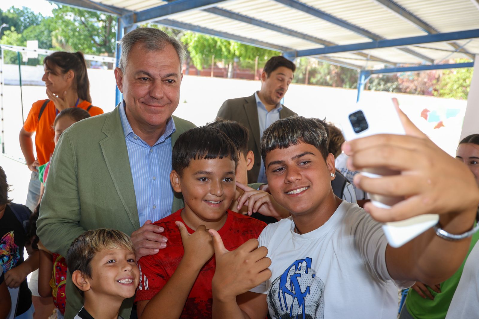 El programa 'Equípate' del Ayuntamiento de Sevilla reparte 3.300 mochilas con material escolar a menores en riesgo de exclusión social