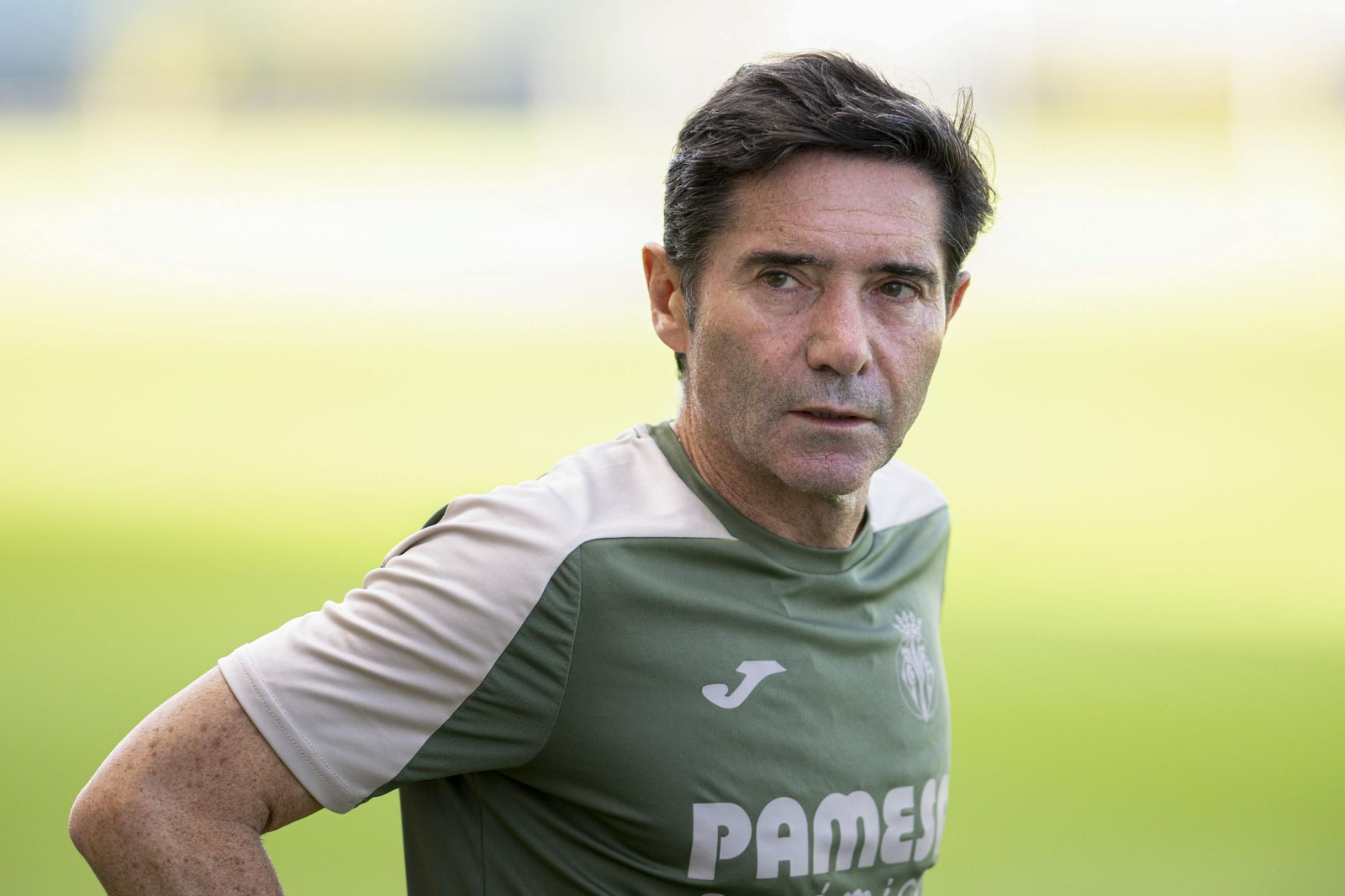 Marcelino sigue la evolución de un entrenamiento de sus futbolistas.