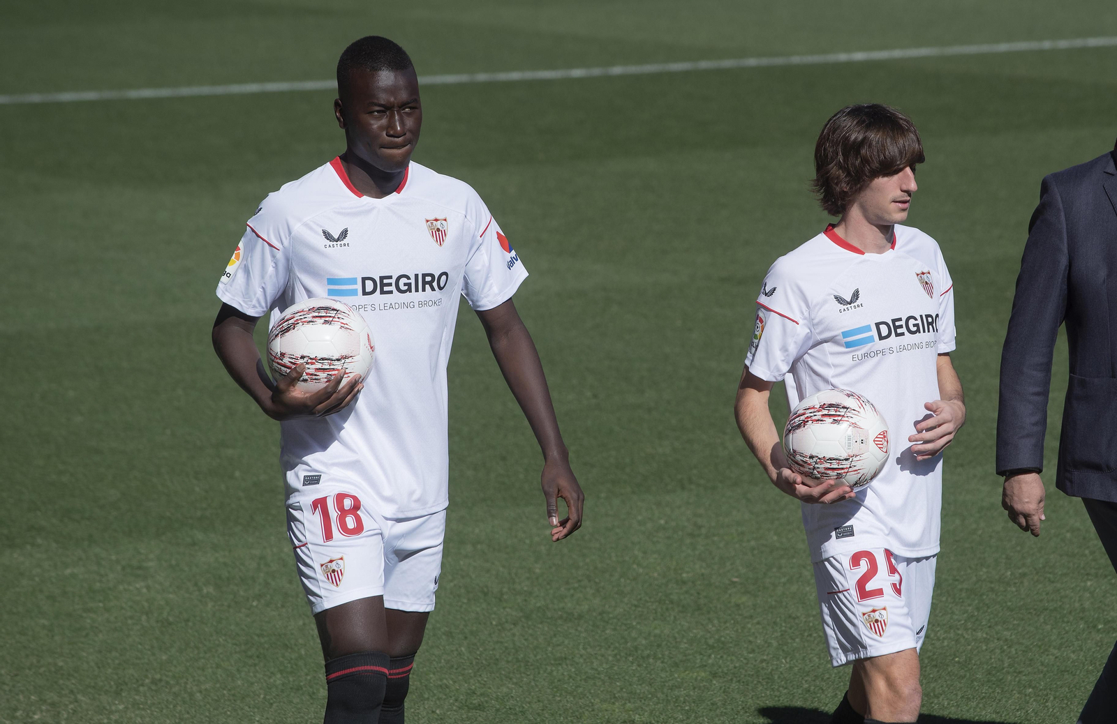 Pape Gueye y Bryan Gil, en el césped del Sánchez-Pizjuán durante su presentación.