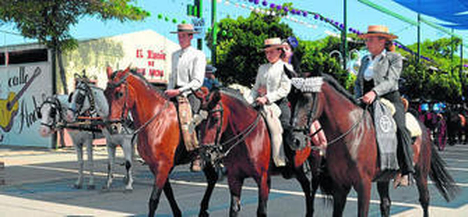 Caballistas paseando, ayer, en la feria del Cortijo de Torres.