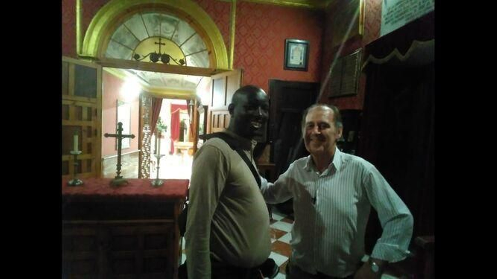 El sacerdote Juan Carlos Mancebo (derecha) junto a un antiguo amigo de las misiones en África.