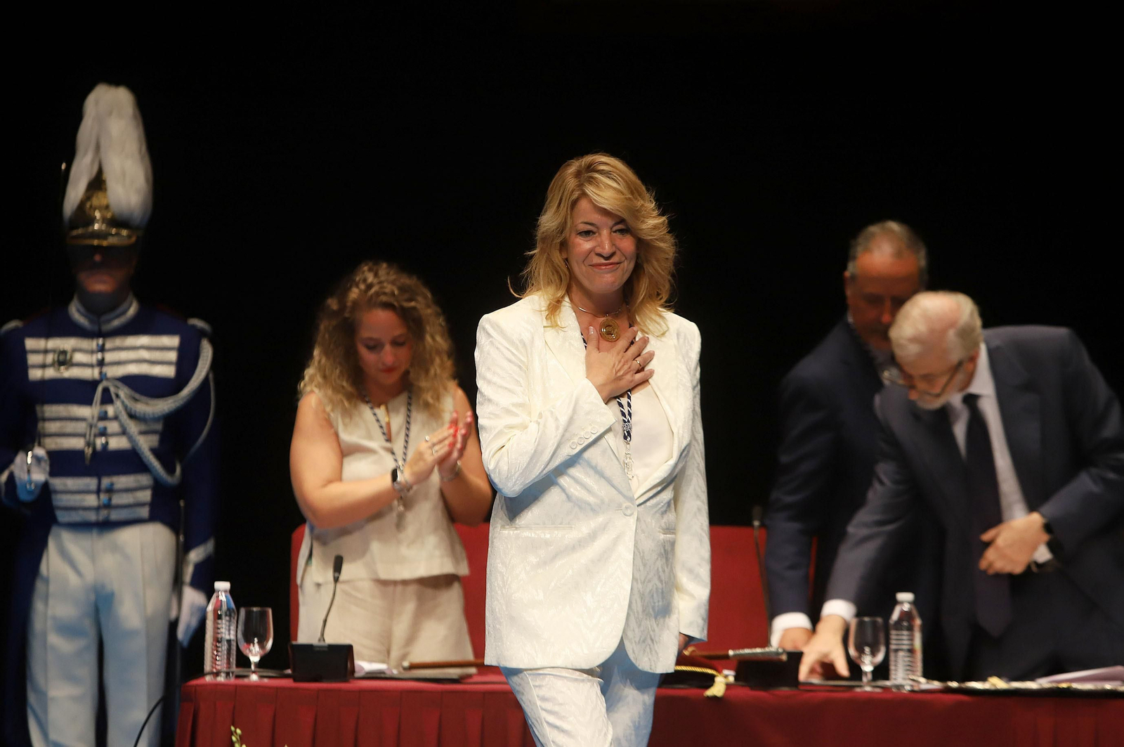 Imágenes de la toma de posesión de Pilar Miranda como alcaldesa de Huelva