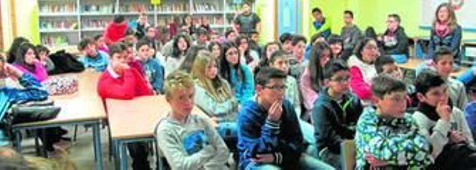 Alumnos de 1º de ESO del IES Mediterráneo de Garrucha atienden a la charla sobre discapcidad.