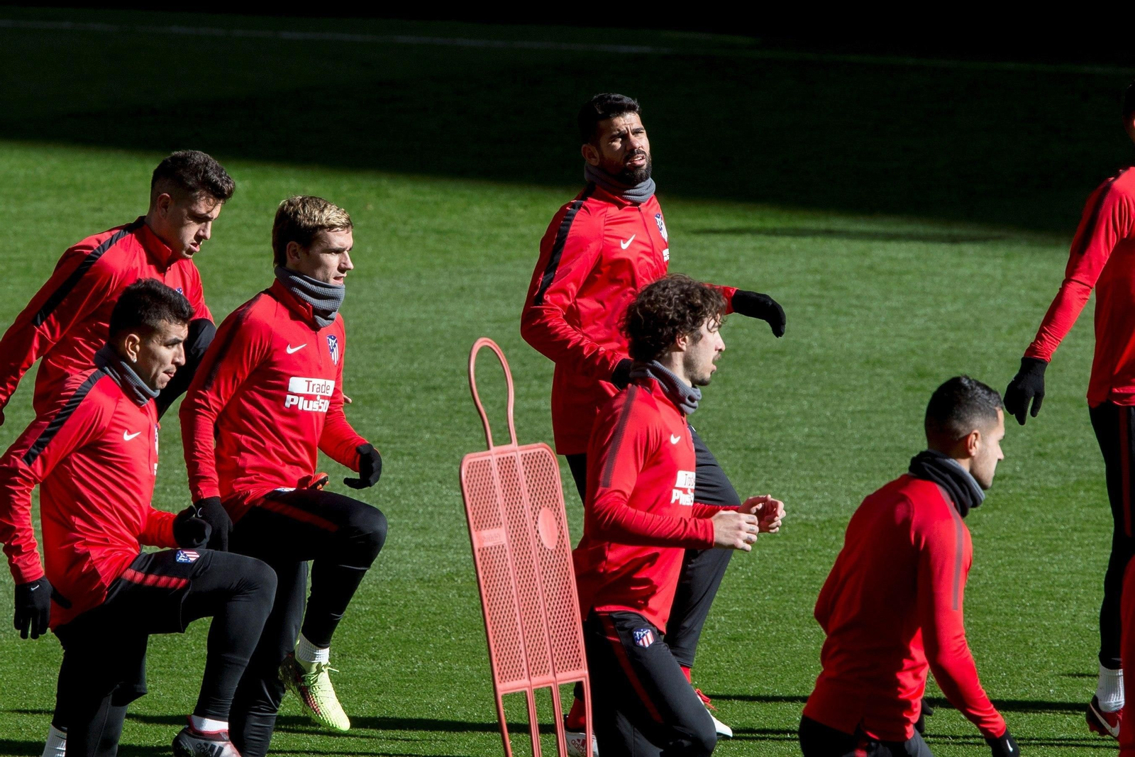 Correa, Lucas, Griezmann, Diego Costa, Vrsaljko y Vitolo, durante un entrenamiento en el Wanda Metropolitano.
