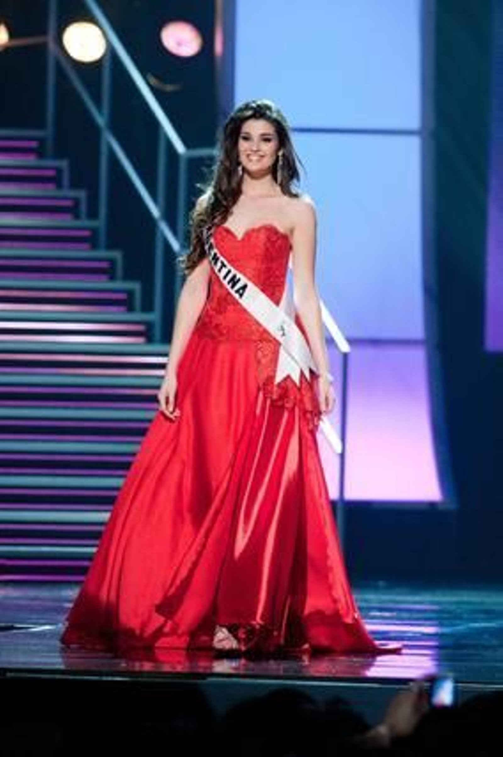 La candidata argentina desfila con el traje de noche.

Foto: EFE