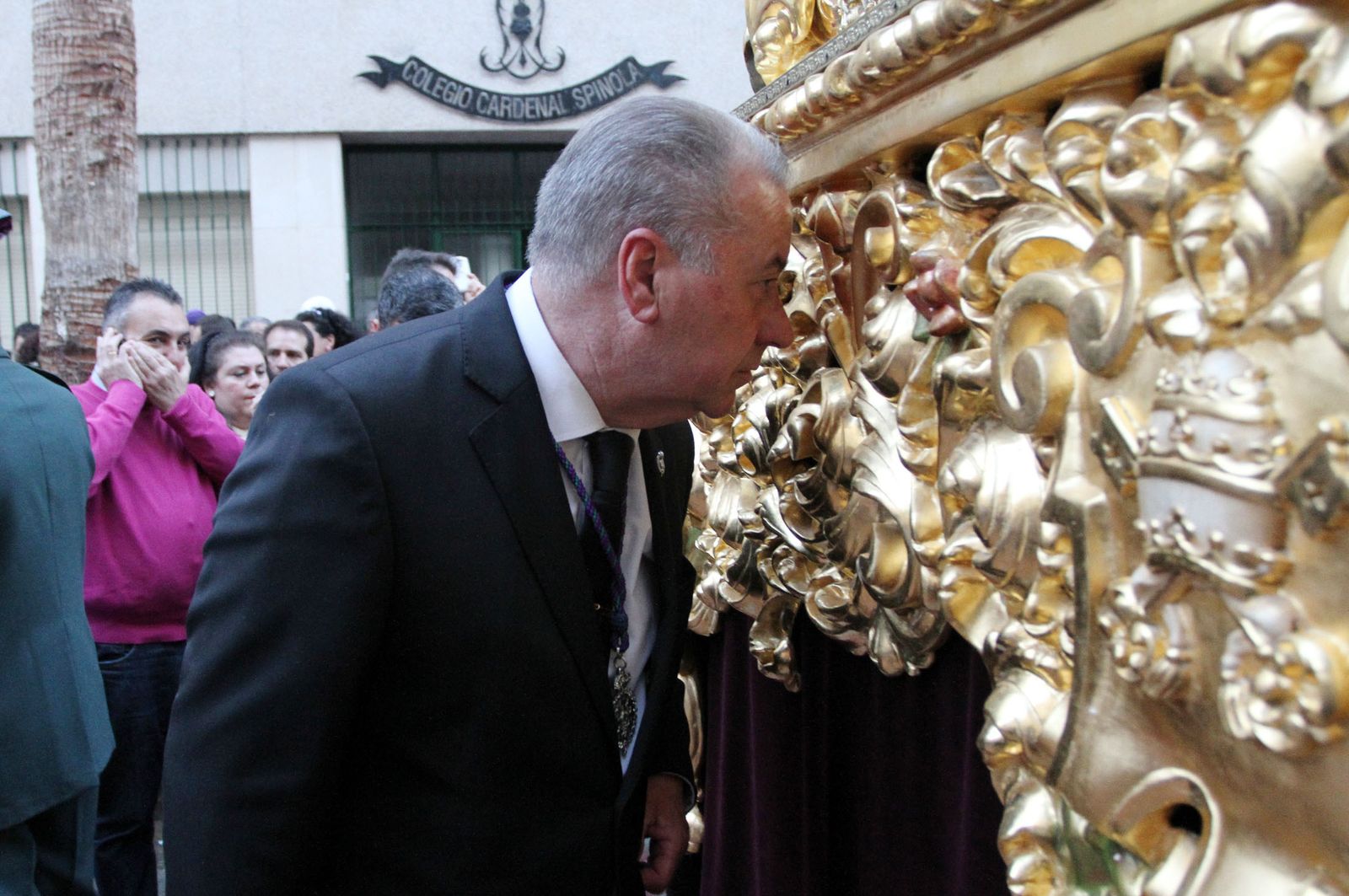 González dirigiéndose a la cuadrilla del Señor de Pasión.