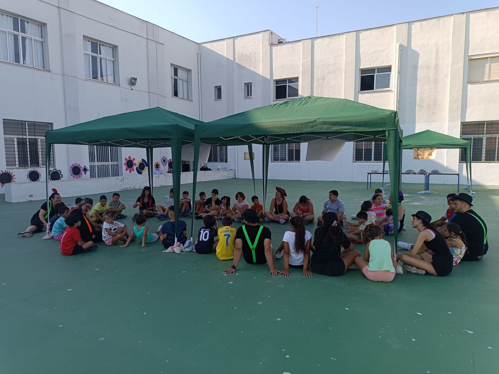 Una actividad del campamento en el patio del CEIP Santa Teresa.