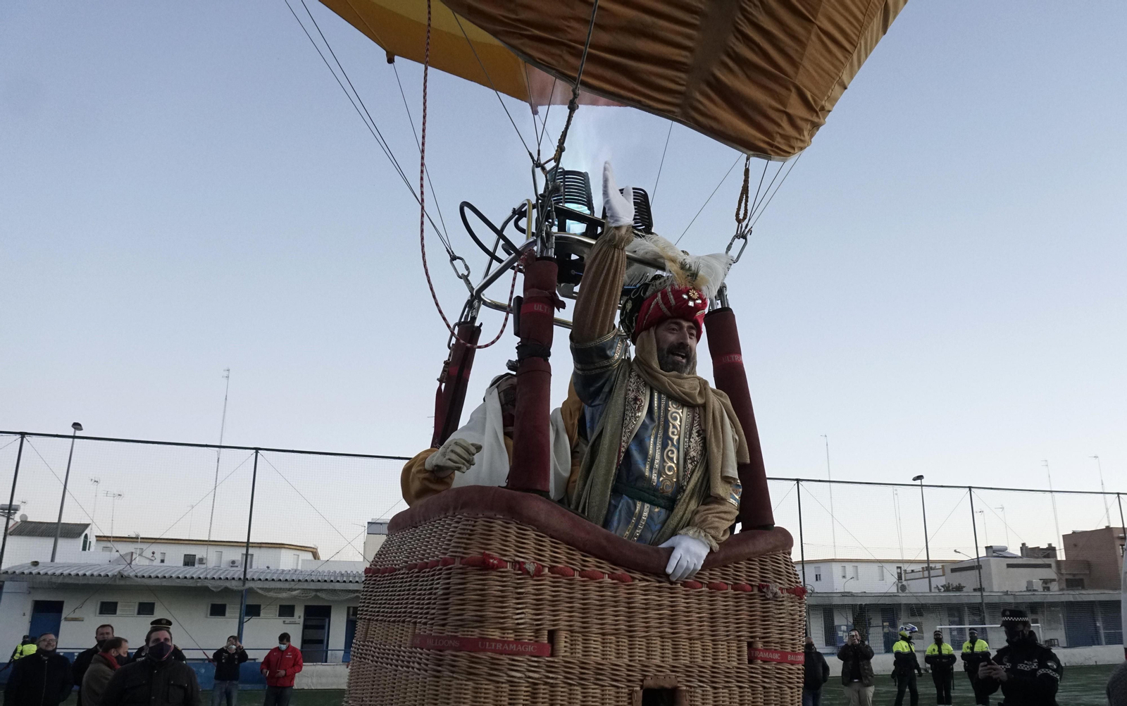 Fotos del heraldo de los Reyes Magos surcando los cielos de Sevilla