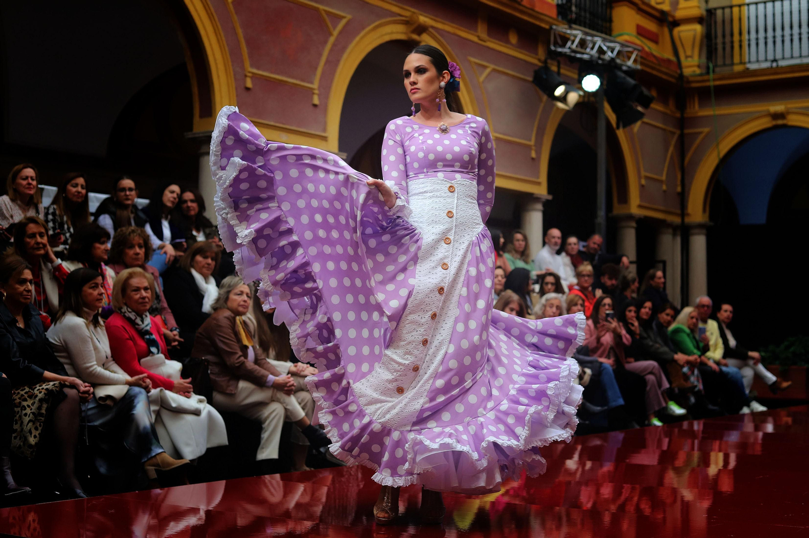 Huelva Flamenca 2023. Imágenes del desfile benéfico de El Ajolí a favor de Cruz Roja Española