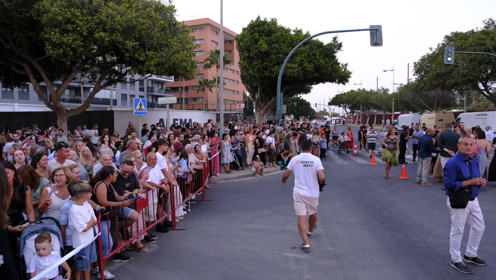El pregón de la Feria de Almería 2025 y el encendido de la portada, en imágenes