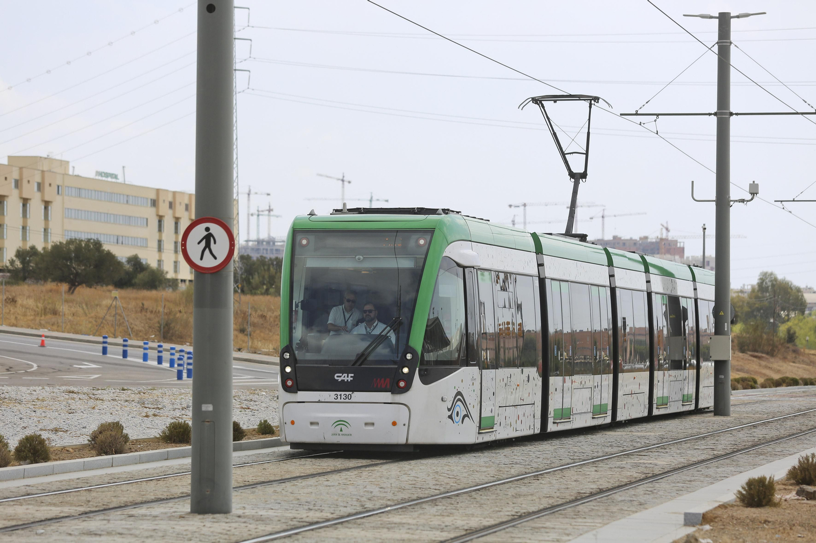 Un tren del Metro de Málaga, a su paso por el tramo de la Universidad.