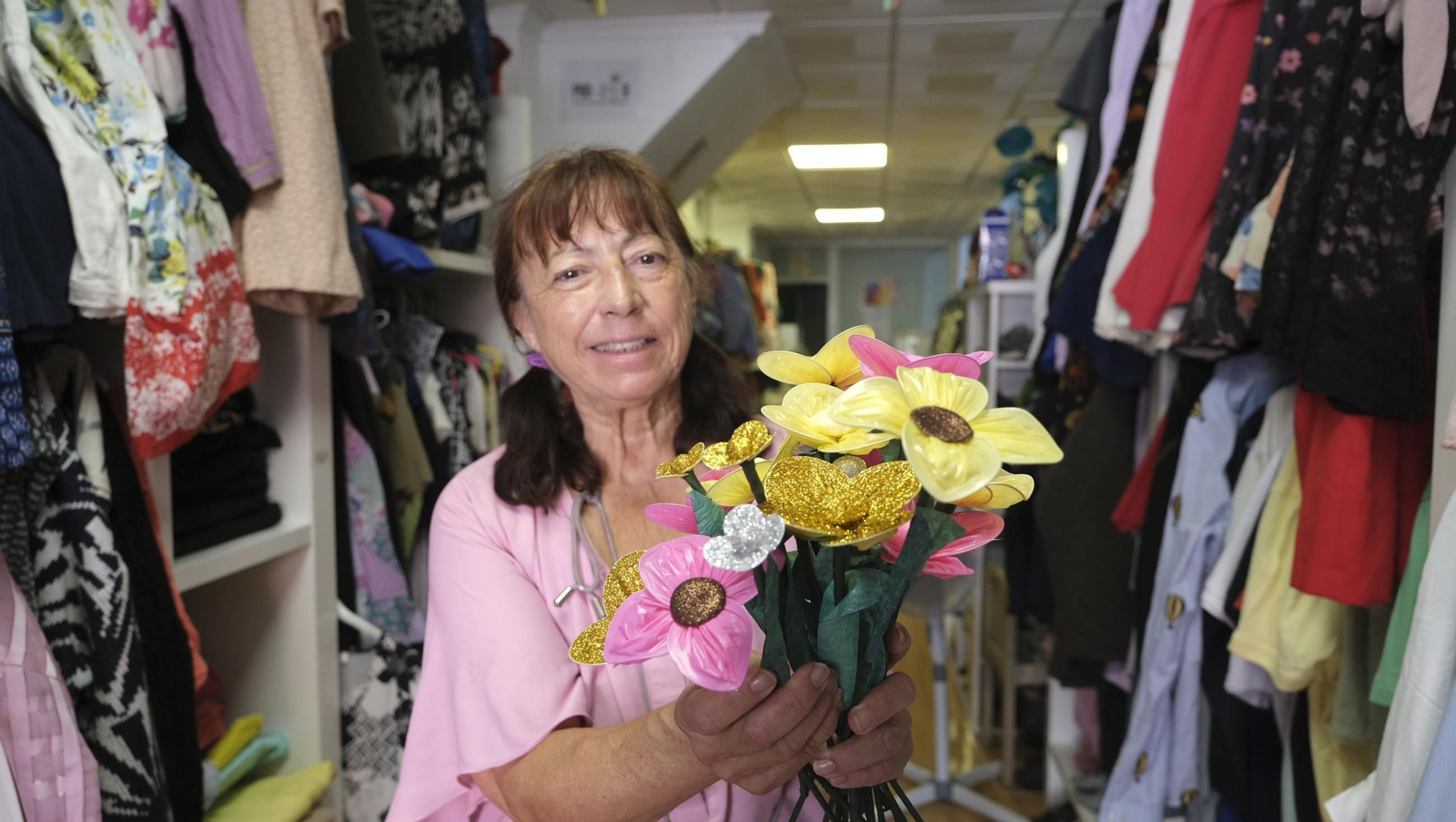 Las imágenes de la asociación que regala libros y ropa a las personas sin hogar en El Zapillo