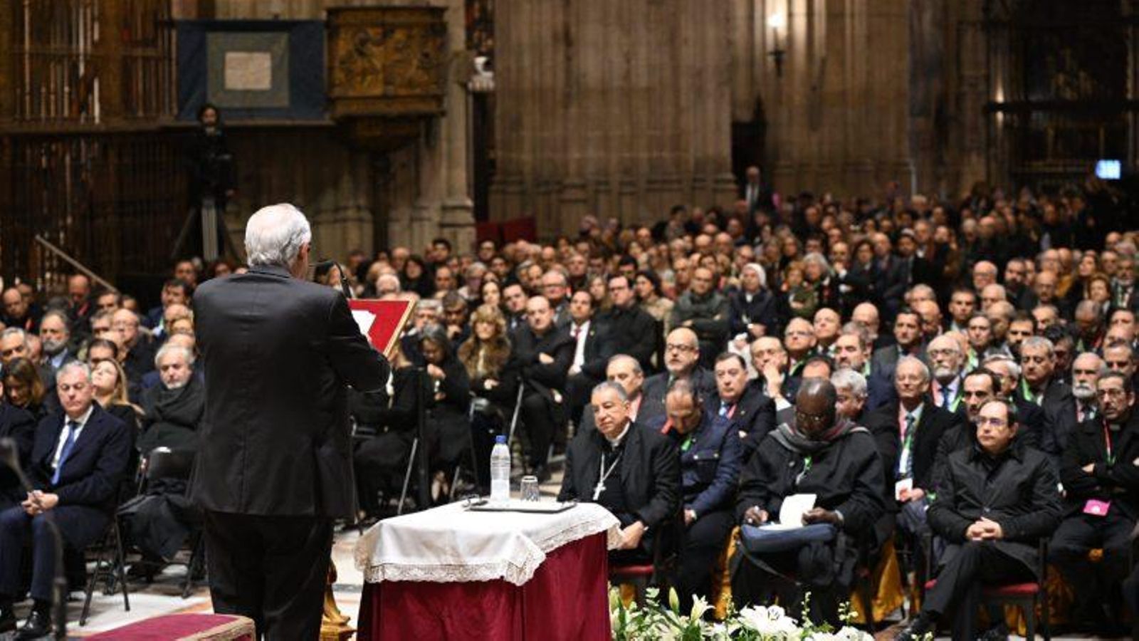 El arzobispo Saiz se dirige a los congresistas y autoridades.