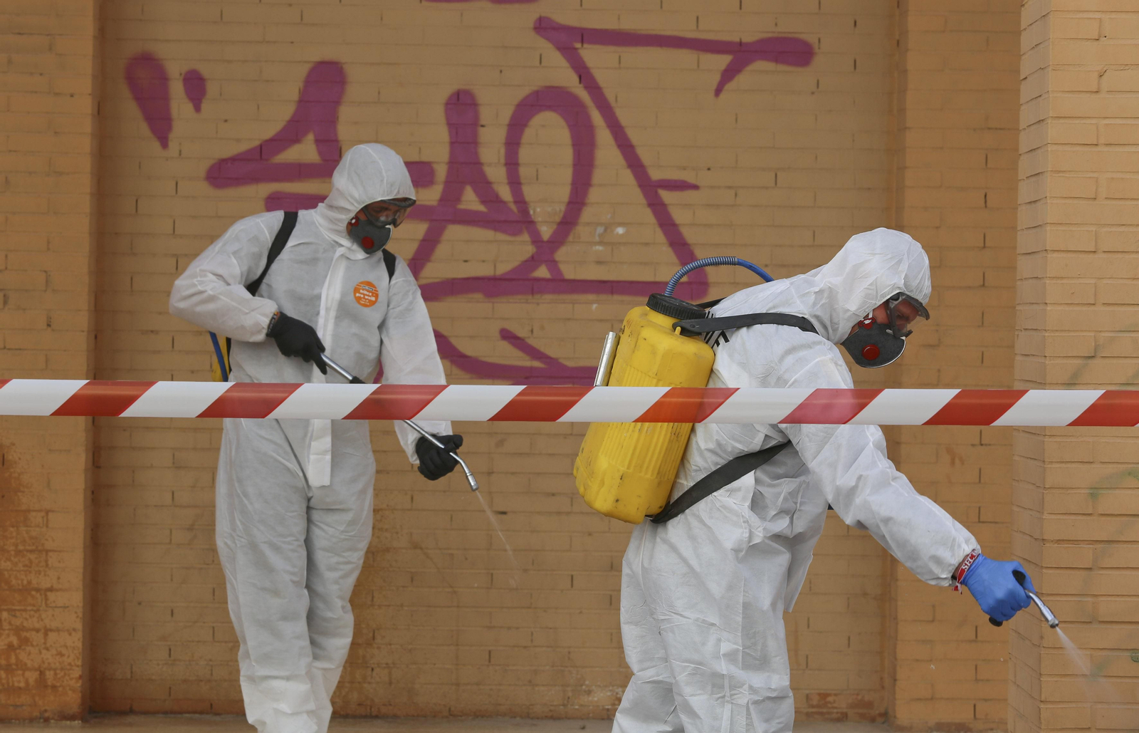 La UME desinfecta en Málaga la estación de autobuses y el puerto, en fotos