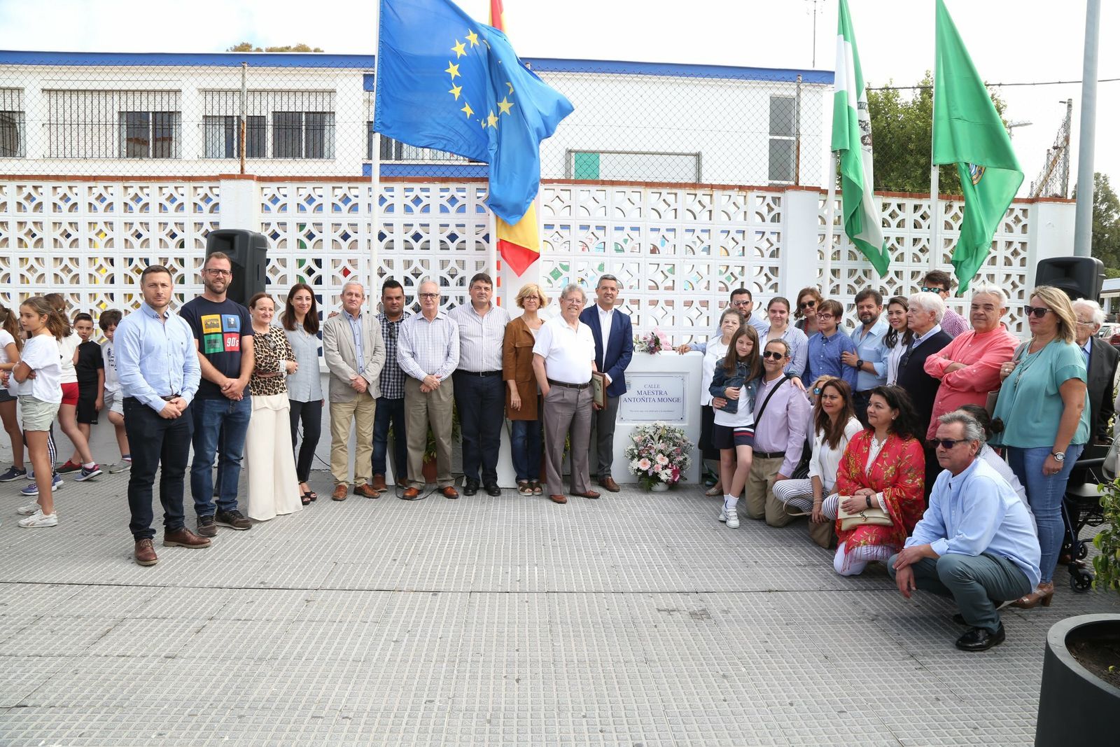 El acto de rotulación ha reunido a concejales, familiares y miembros de la comunidad educativa del colegio Azorín.