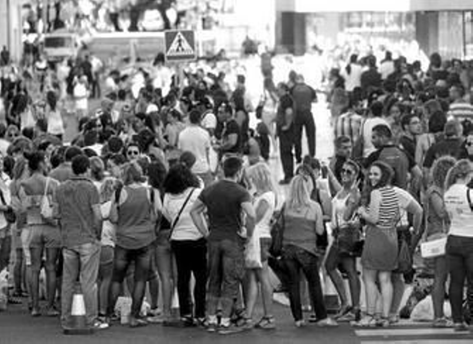 Seguidores de Alejandro Sanz en la cola, horas antes de la entrada al concierto.