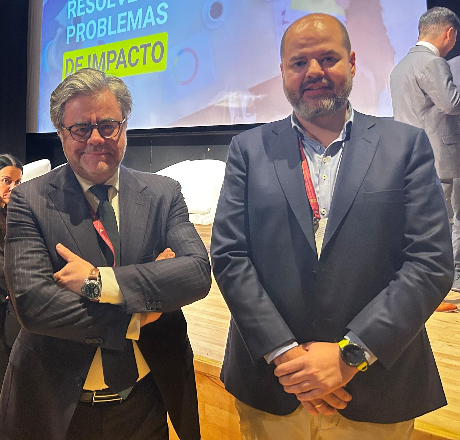 Antonio Navarro (i.), presidente ejecutivo de Miriad Global, y Javier Robles, director general del negocio de sistemas de la compañía.