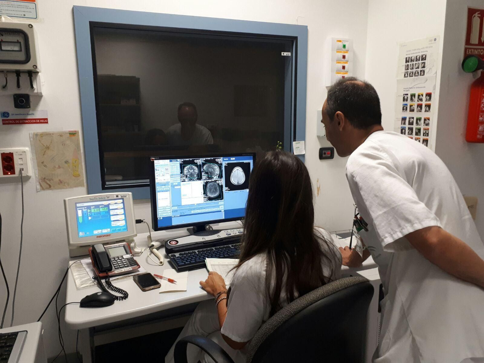 Dos profesionales durante la realización de una prueba diagnóstica en el hospital. Dos profesionales durante la realización de una prueba diagnóstica en el hospital.