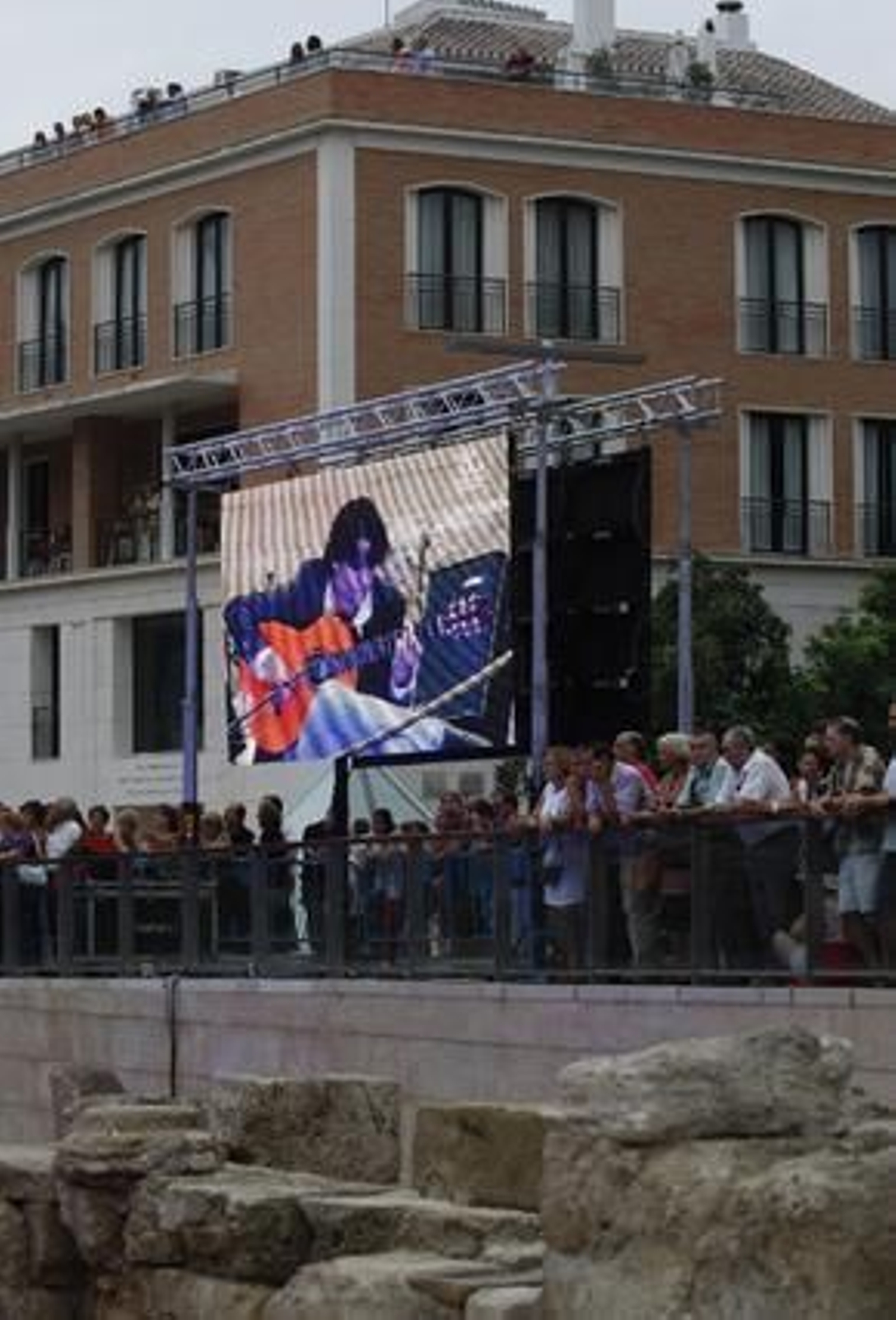 Las gradas del coliseo estrenaron aforo ante unos 400 invitados a un acto simbólico como la guitarra de Daniel Casares y el predicado de Carlos Álvarez como reclamo

Foto: Sergio Camacho