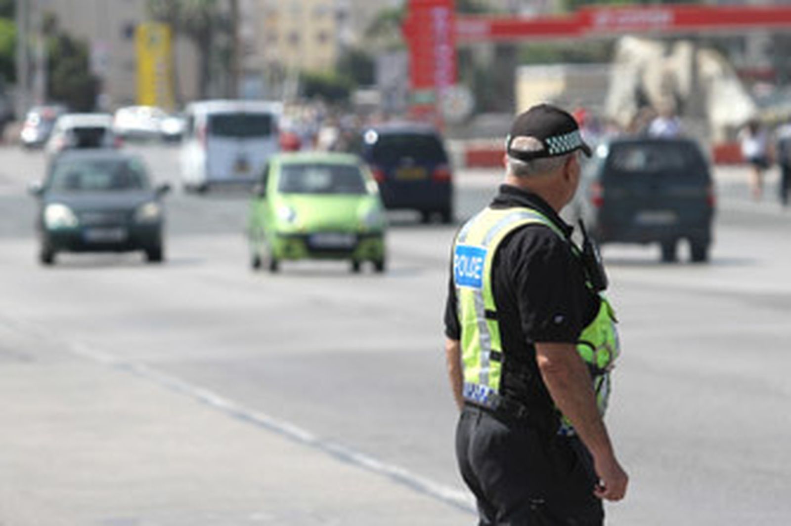 Un policía gibraltareño controla el tráfico, ayer, dentro de la colonia británica. /Andrés Carrasco