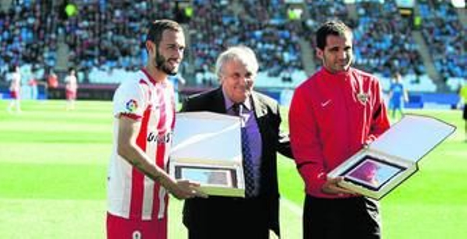 Alfonso García posa con Aleix Vidal y Verza antes del comienzo del encuentro con la placa conmemorativa de los cien partidos.
