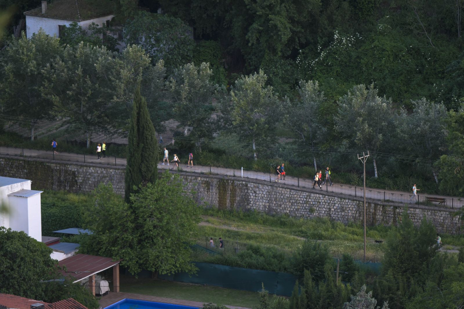 La desescalada se desmadra en Granada: bañistas en el río Genil