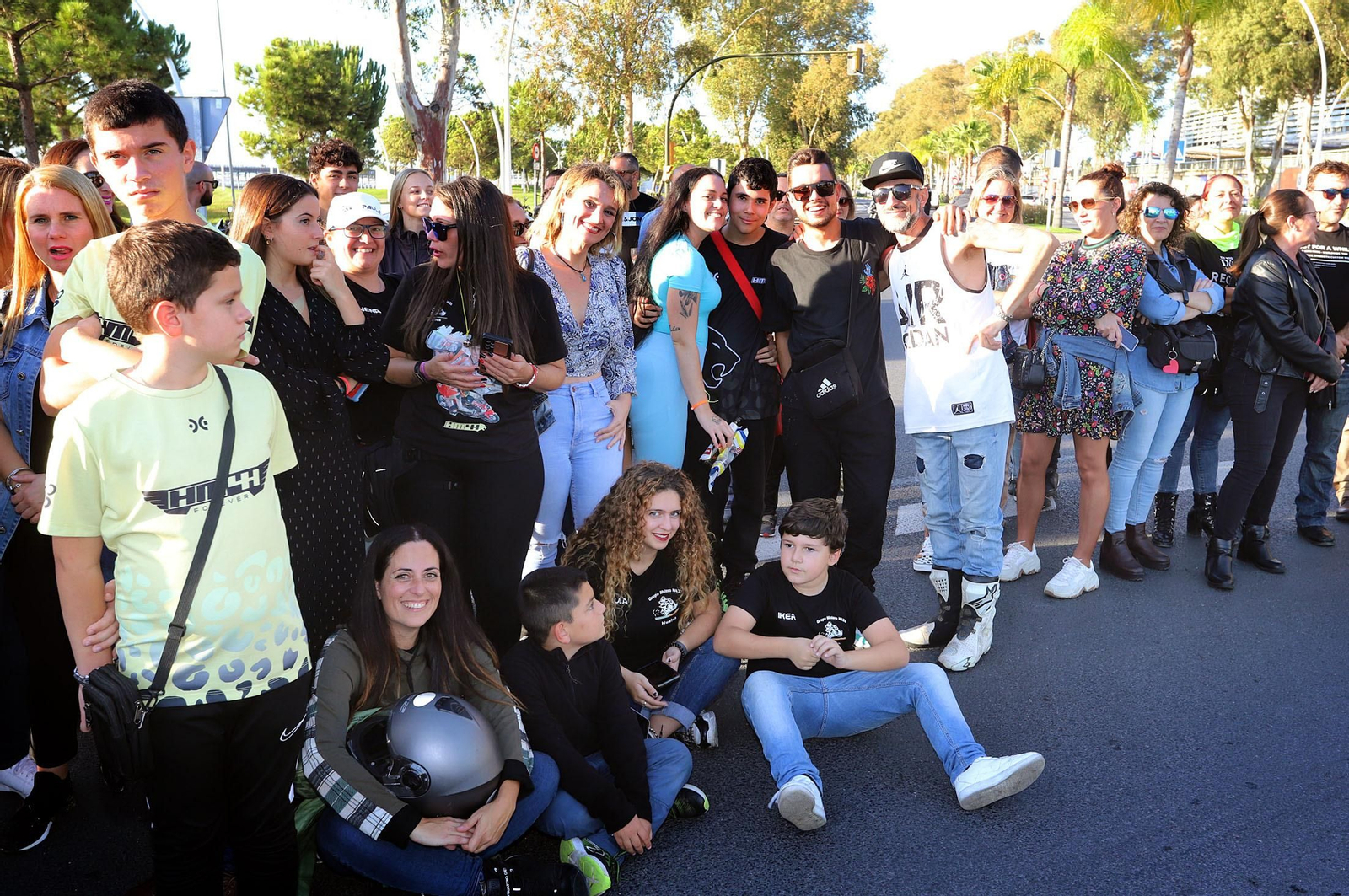 Imágenes del monumento a Súper Hugo en la rotonda frente al Nuevo Colombino