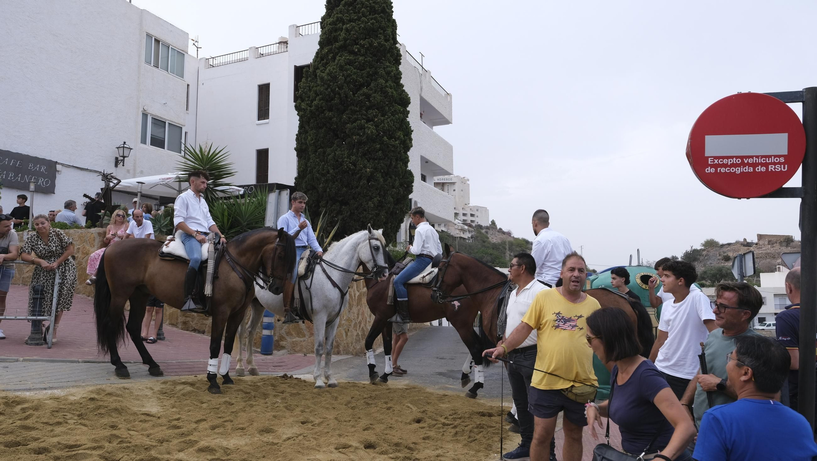 La popular carrera de cintas a caballo de las Fiestas de Mojácar, en imágenes