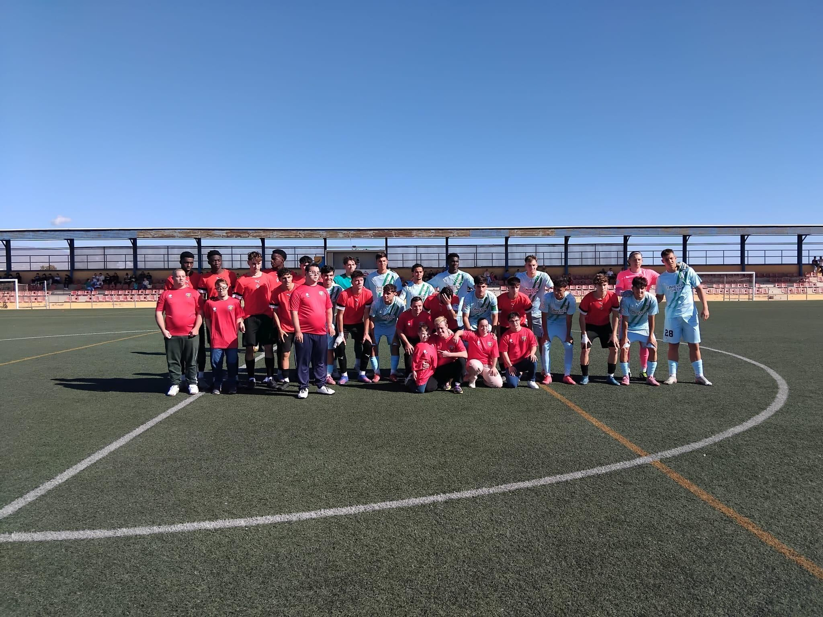 Ambos conjuntos posan con miembros de Asalsido, a quienes se les rindió un homenaje, antes del comienzo del encuentro.