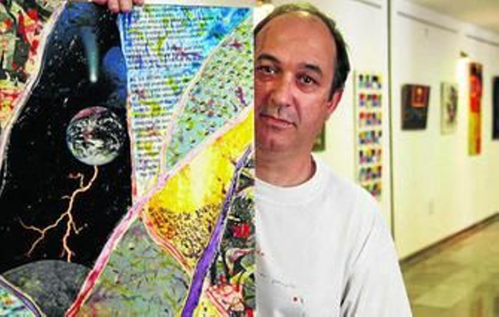 1. Mi-Guel posa tras su cuadro 'En mi mente' 2. La obra '¿Quién friega hoy aquí?', hecha sobre una tapa de lavavajillas. 3. En 'Fish and chips' los chips electrónicos sustituyen a la patatas, 4. 'Los hipocondriacos', una obra realizada en laca de cristal, silicona y collage de fármacos sobre melanina. 5. El 'Elegante Polifemo'.  Fotos: Pepe Torres.