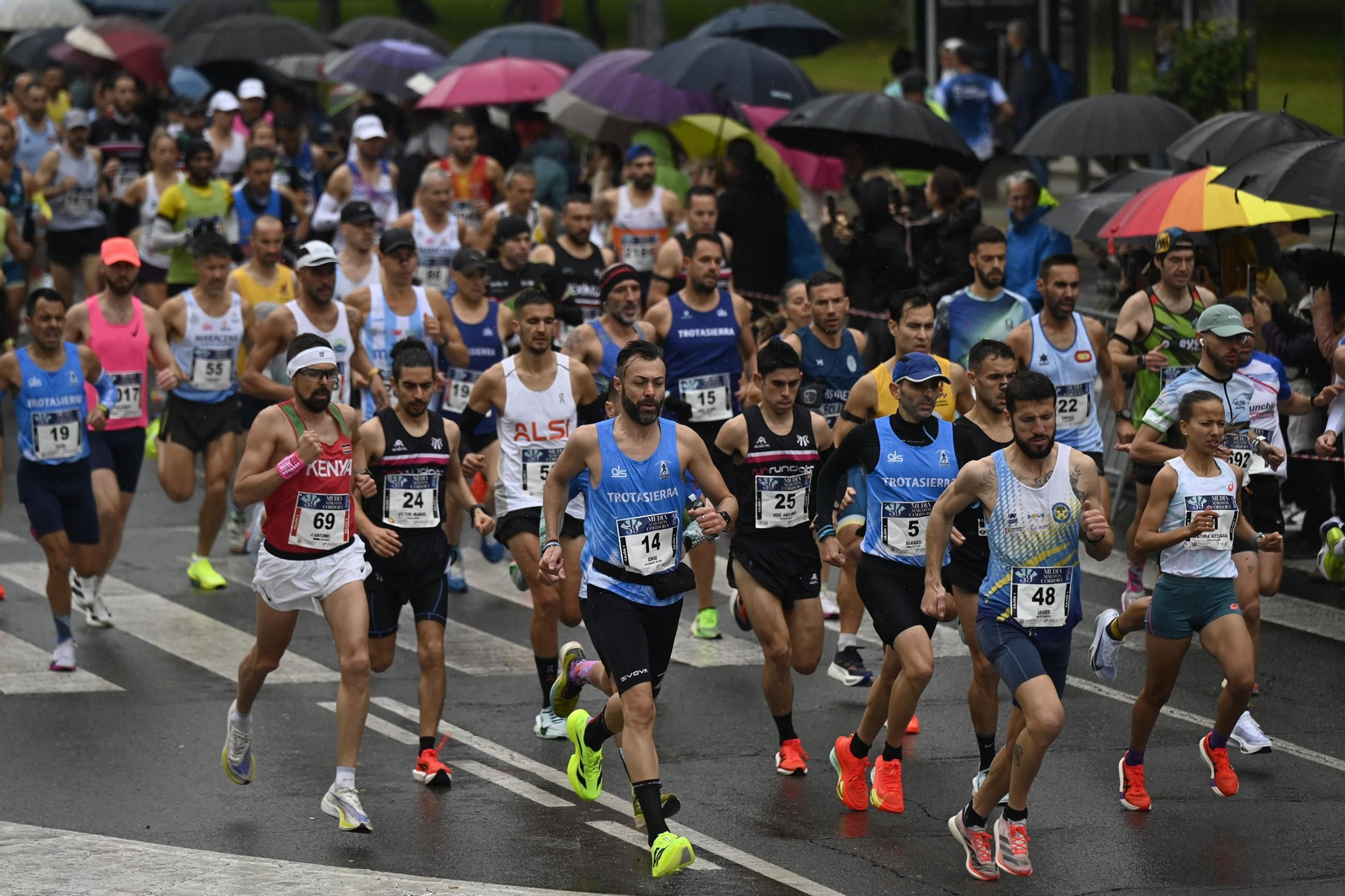 Las mejores fotos de la espectacular salida de la Media Maratón de Córdoba 2025