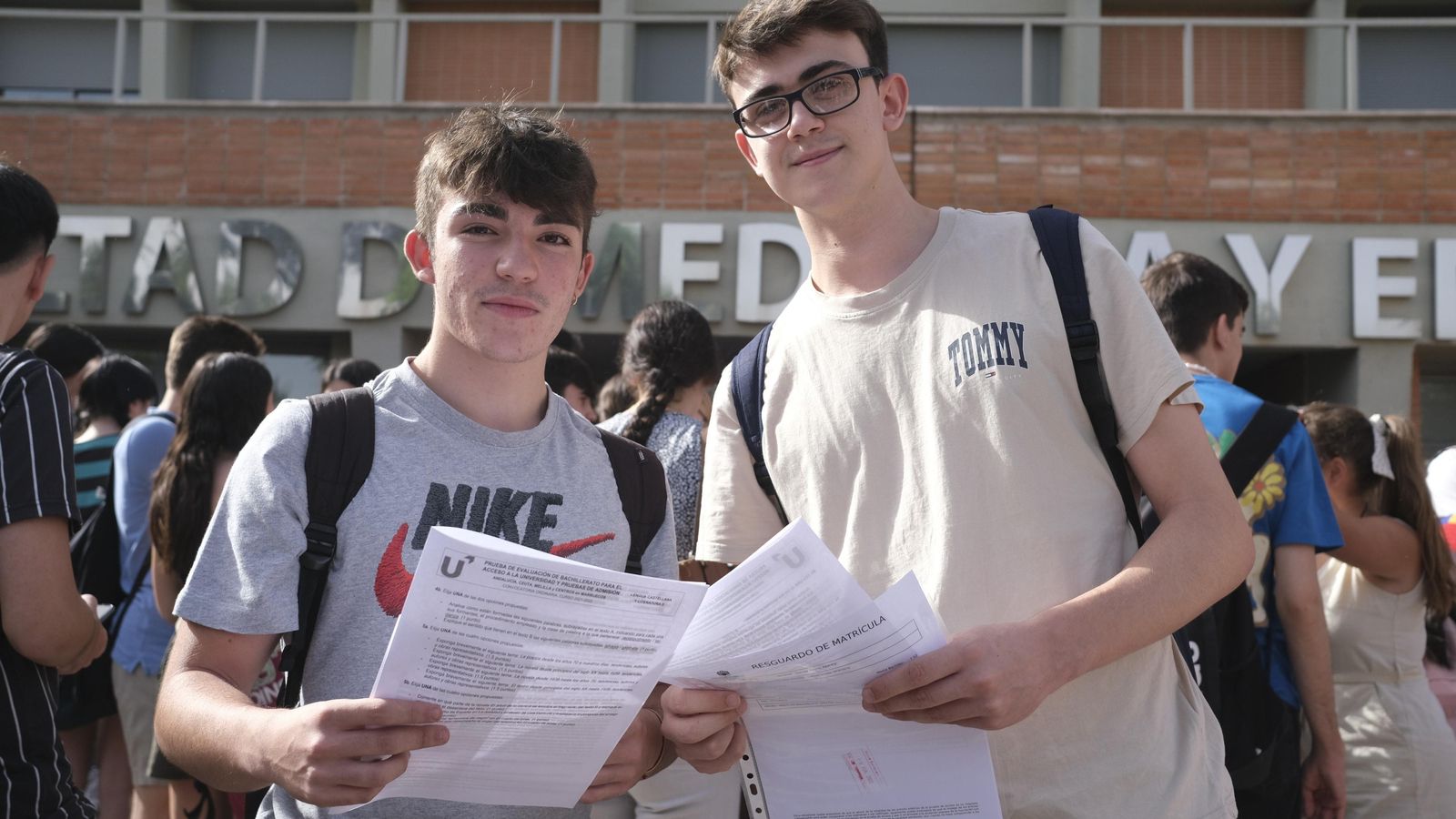 Alejandro y Paddy tras un examen de la Pevau 2022.