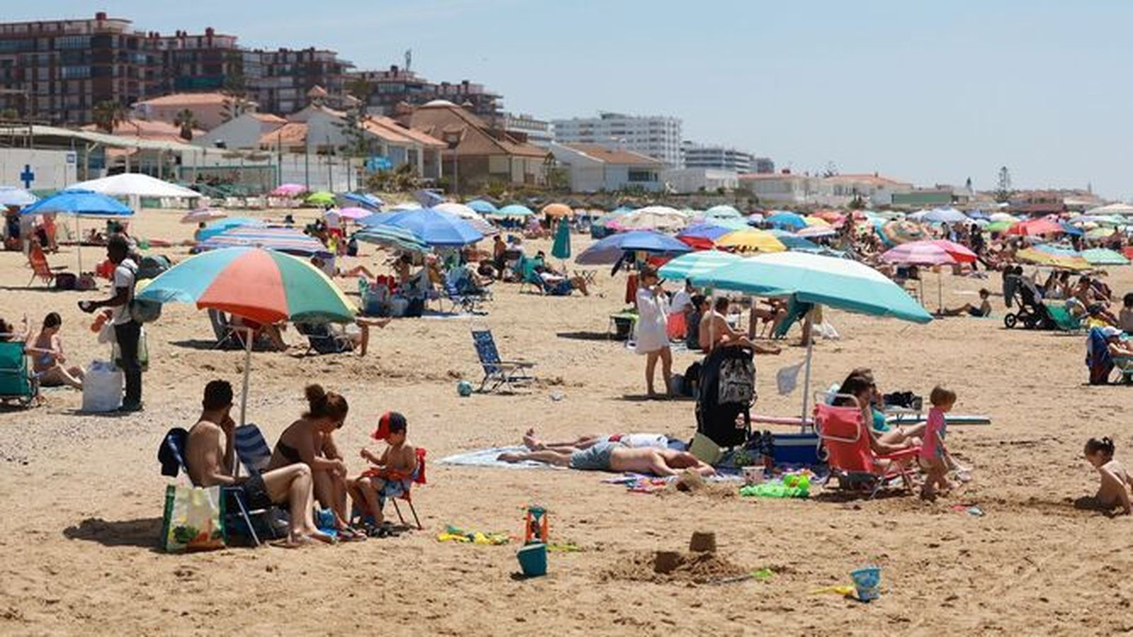Ambiente en la playa de Punta Umbría este domingo.