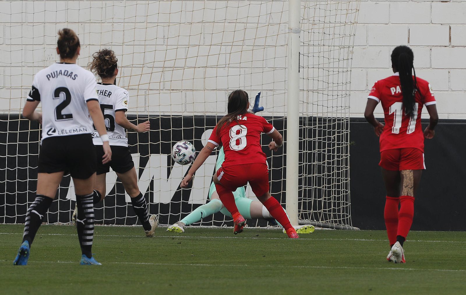 Claudia Pina remata el segundo gol del Sevilla Femenino ante el Valencia.