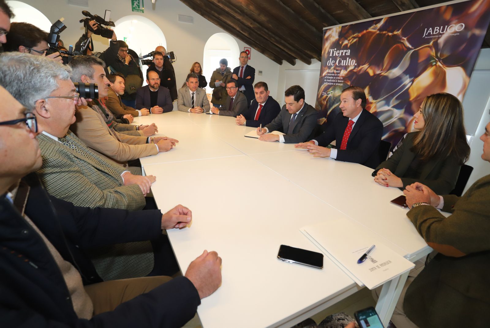 Imágenes de la visita del presidente de la Junta, Juanma Moreno a Jabugo, Ayuntamiento y sede de la DO Jabugo.