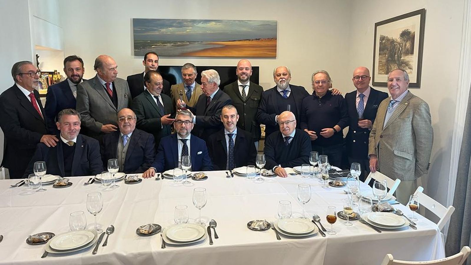 Francisco Zurita, recogiendo el recuerdo de los anteriores pregoneros de la Semana Santa de Jerez de manos de Andrés Luis Cañadas.