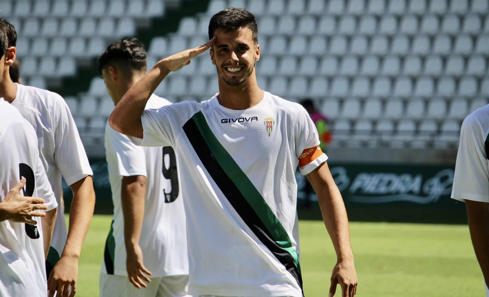 Juanma Bernal celebra uno de sus dos goles al Marbella.