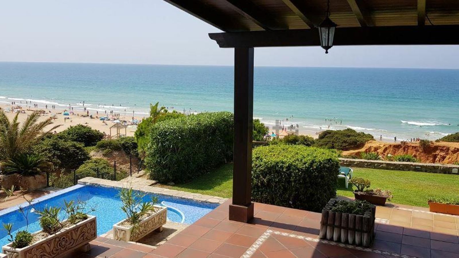 Las vistas de este chalet a pie de playa en Roche.