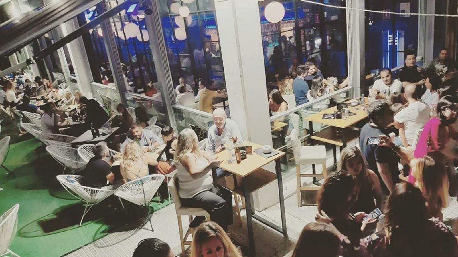 Imagen de la terraza de 'The Bliss' llena de clientes antes de su retirada.