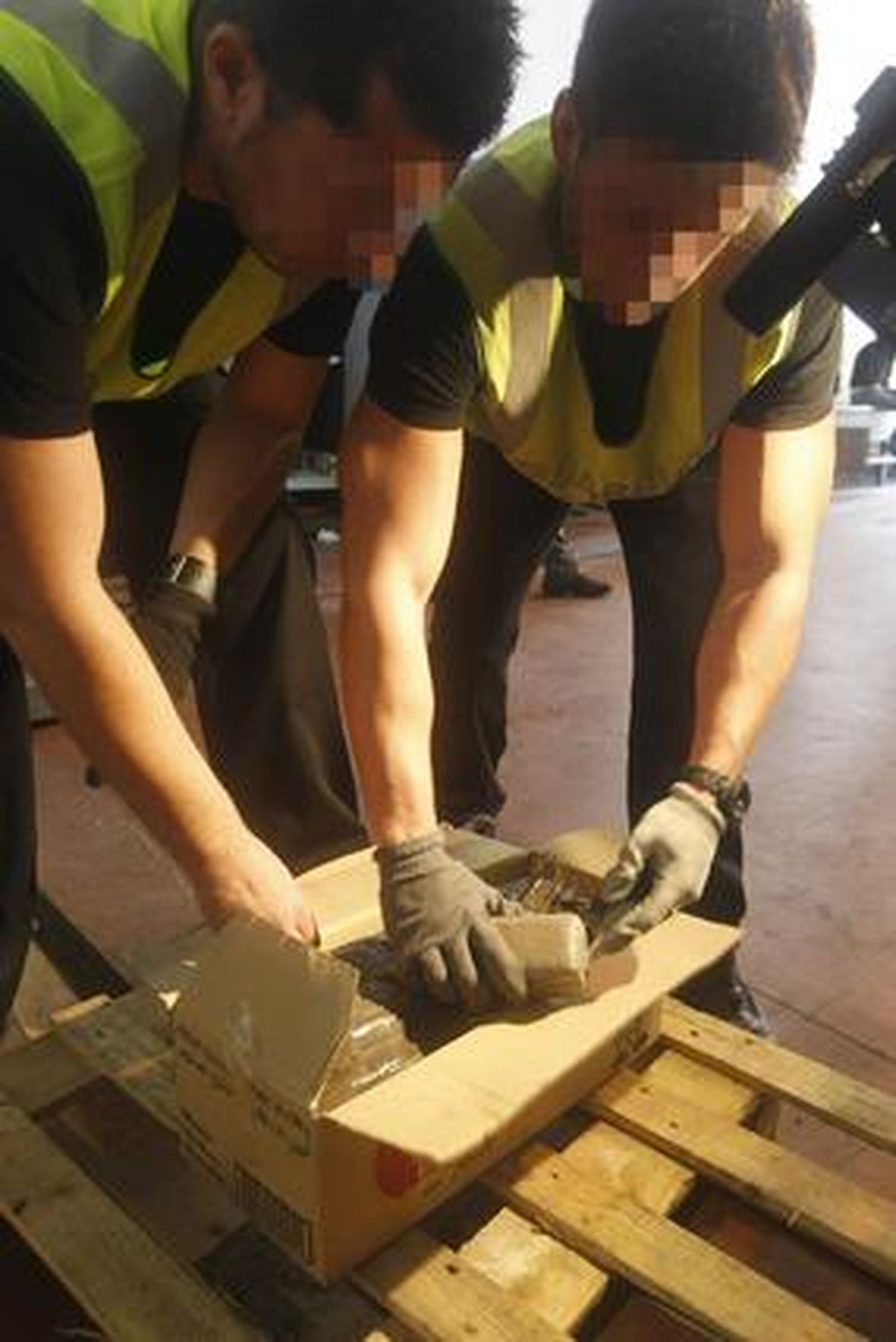 La Guardia Civil interviene 4.800 kilos de hachís en un contenedor en el muelle de Cádiz. 

Foto: Jose Braza