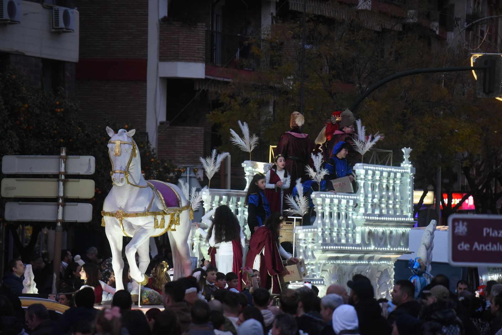 La ilusión se extiende por Córdoba en una mágica cabalgata de Reyes