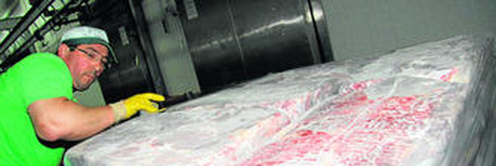 Un empleado del matadero de Humilladero prepara un palé de carne de caballo para su comercialización.